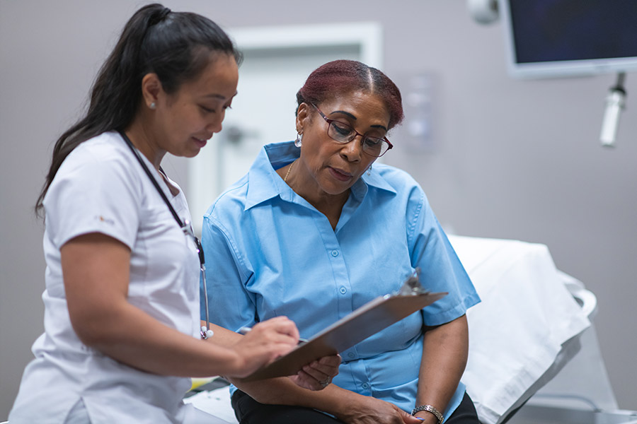 image_of_doctor_with_patient